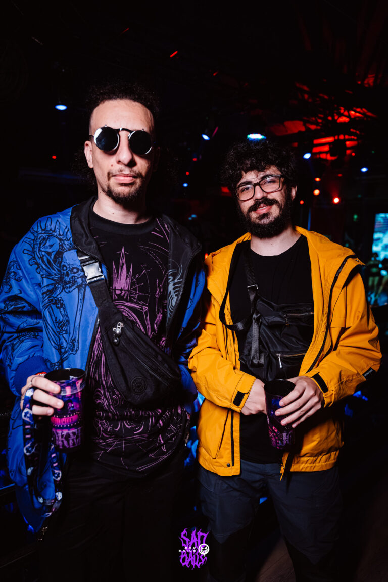 Dupla de amigos com jaquetas coloridas — Sad Baile Joker, Halloween em São Paulo, 17/10/2026