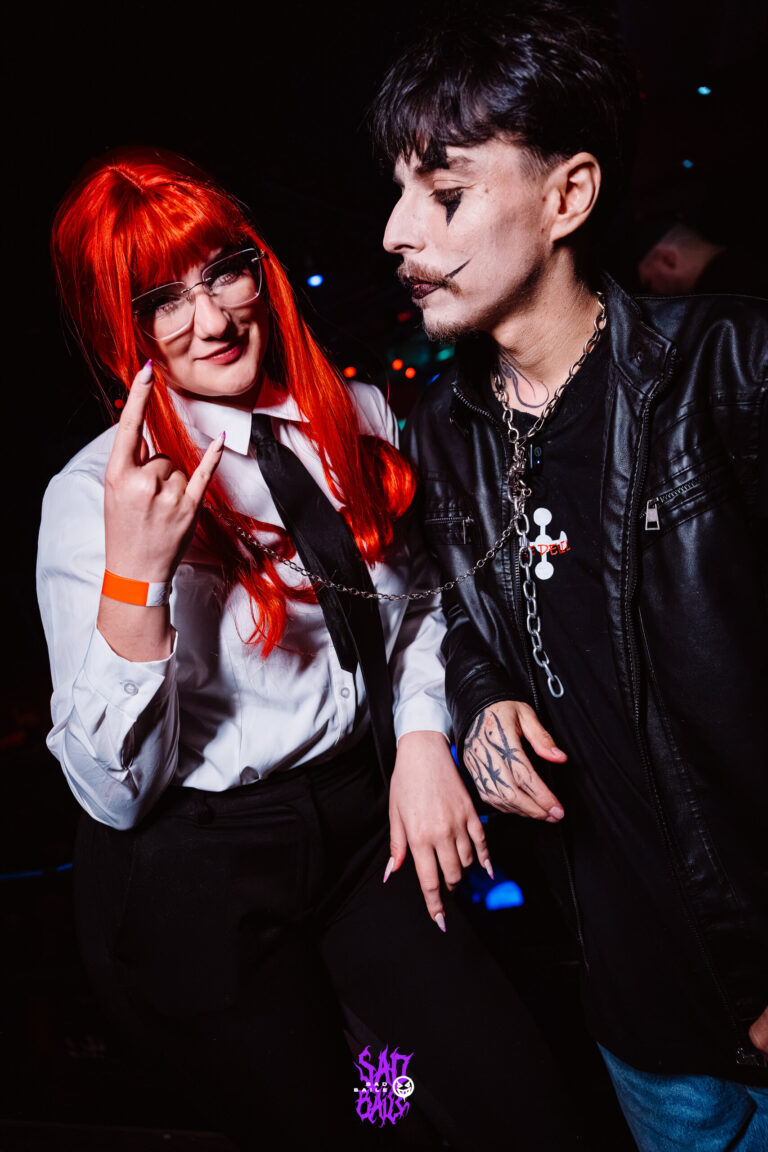 Fantasia de Makima, de Chainsaw Man, ao lado de amigo — Sad Baile Joker, Halloween em São Paulo, 17/10/2026