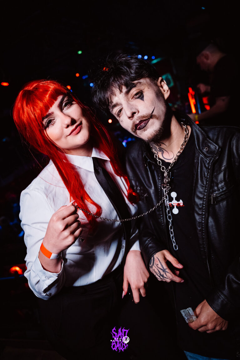 Makima de peruca ruiva e gravata preta com amigo — Sad Baile Joker, Halloween em São Paulo, 17/10/2026