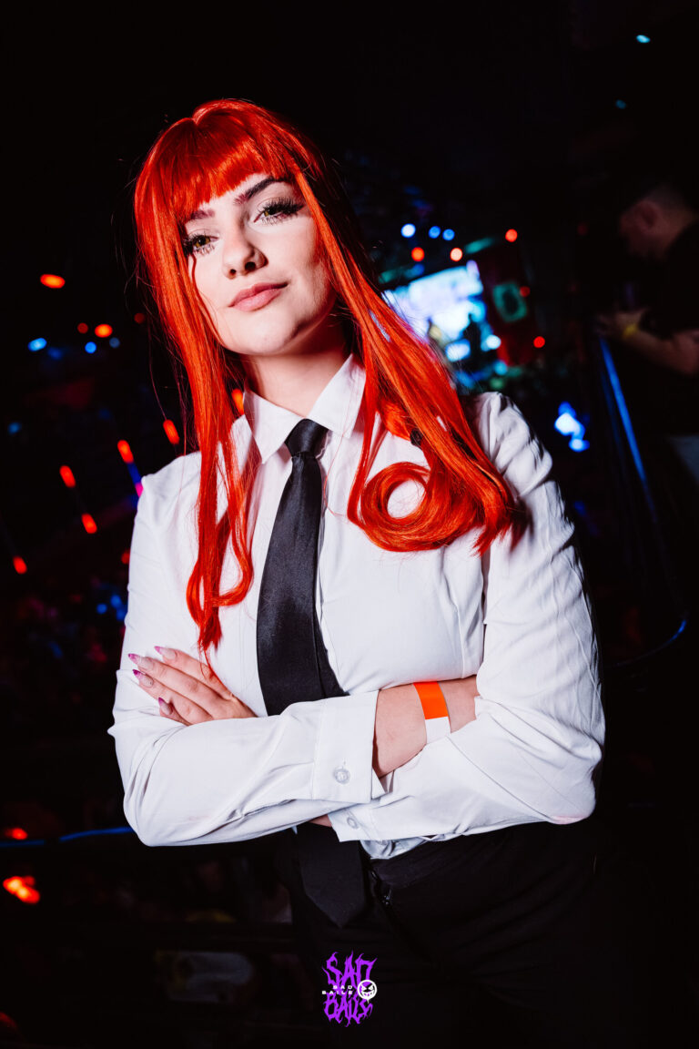 Fantasia de Makima com camisa branca e gravata — Sad Baile Joker, Halloween em São Paulo, 17/10/2026