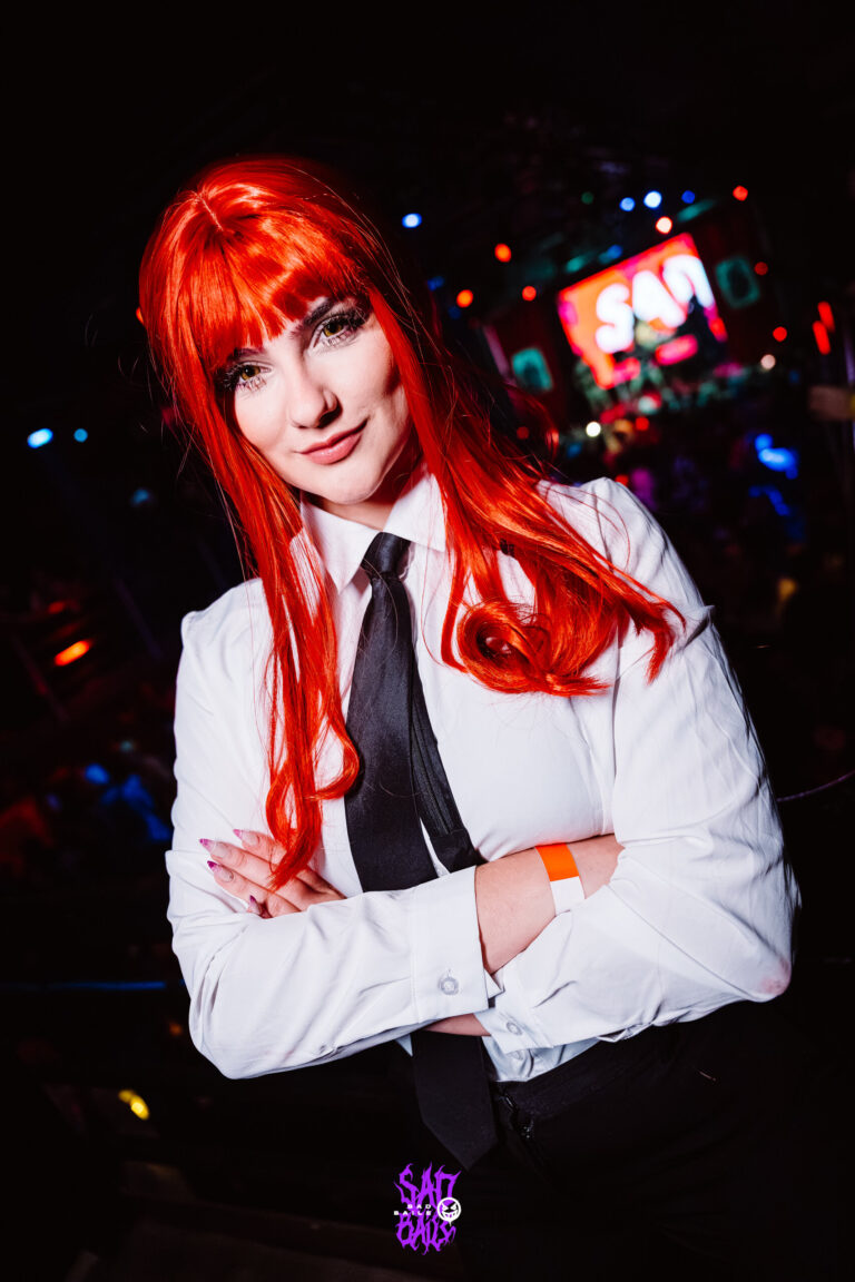 Cosplay de Makima sorri para a câmera — Sad Baile Joker, Halloween em São Paulo, 17/10/2026