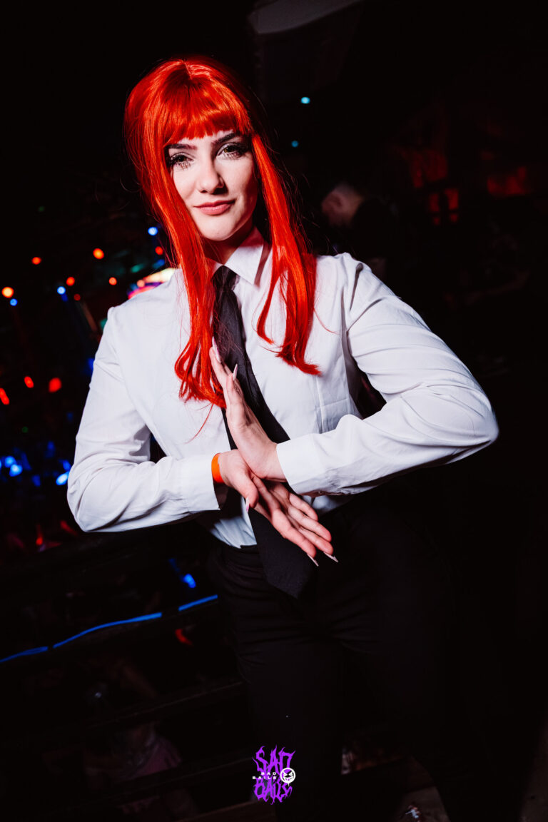 Makima faz pose com as mãos — Sad Baile Joker, Halloween em São Paulo, 17/10/2026