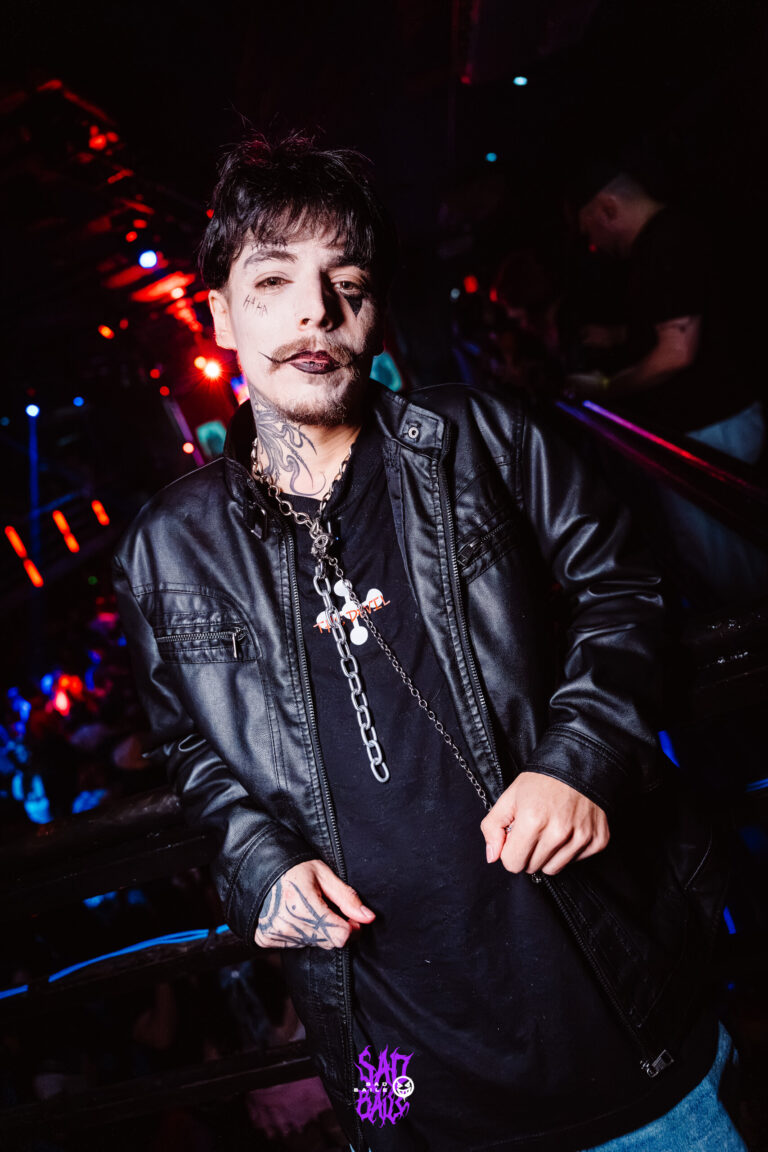 Rapaz de jaqueta de couro e cruz no pescoço — Sad Baile Joker, Halloween em São Paulo, 17/10/2026