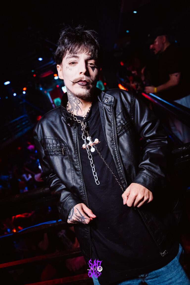 Rapaz de rosto pintado e jaqueta de couro — Sad Baile Joker, Halloween em São Paulo, 17/10/2026