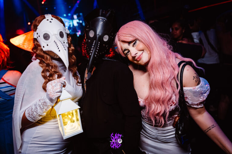 Fantasia de médico da peste com lanterna e amiga de peruca rosa — Sad Baile Joker, Halloween em São Paulo, 17/10/2026