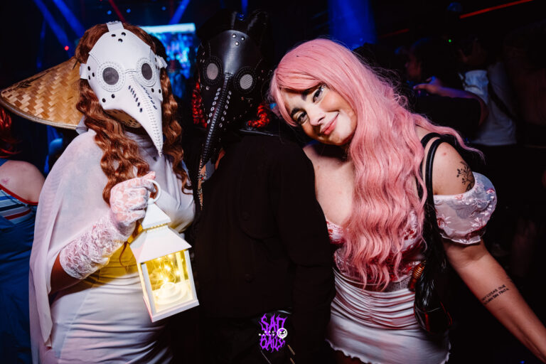 Médico da peste com máscara de bico e amiga — Sad Baile Joker, Halloween em São Paulo, 17/10/2026