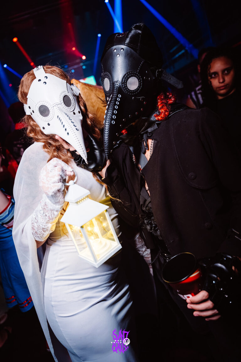 Fantasias de médico da peste com lanterna — Sad Baile Joker, Halloween em São Paulo, 17/10/2026