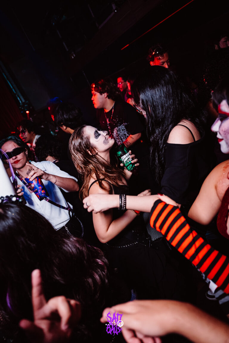 Galera dança com braços listrados na pista — Sad Baile Joker, Halloween em São Paulo, 17/10/2026