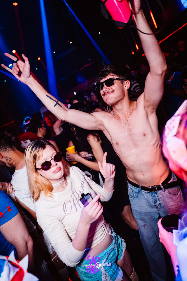 Rapaz sem camisa ergue os braços na pista — Sad Baile Joker, Halloween em São Paulo, 17/10/2026
