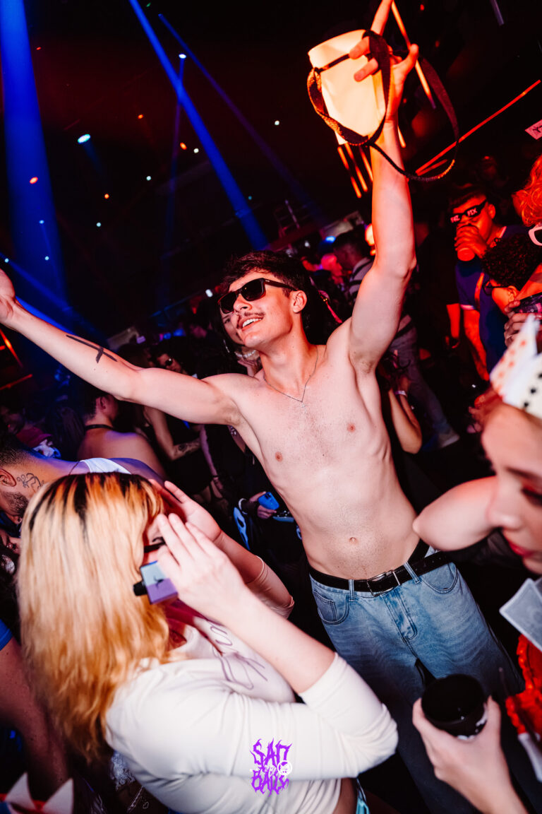 Rapaz de óculos escuros comemora na pista — Sad Baile Joker, Halloween em São Paulo, 17/10/2026