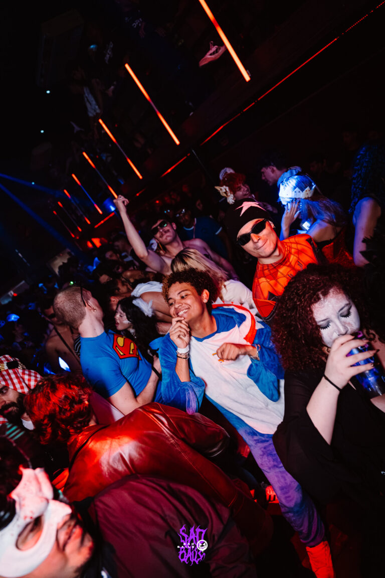 Público fantasiado dança na pista — Sad Baile Joker, Halloween em São Paulo, 17/10/2026