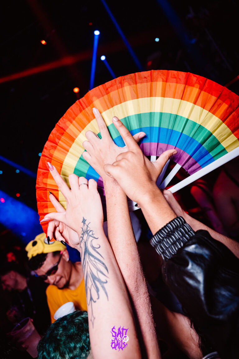 Leque arco-íris erguido na pista — Sad Baile Joker, Halloween em São Paulo, 17/10/2026
