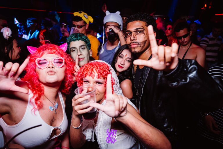 Amigos de peruca rosa fazem sinal de L — Sad Baile Joker, Halloween em São Paulo, 17/10/2026