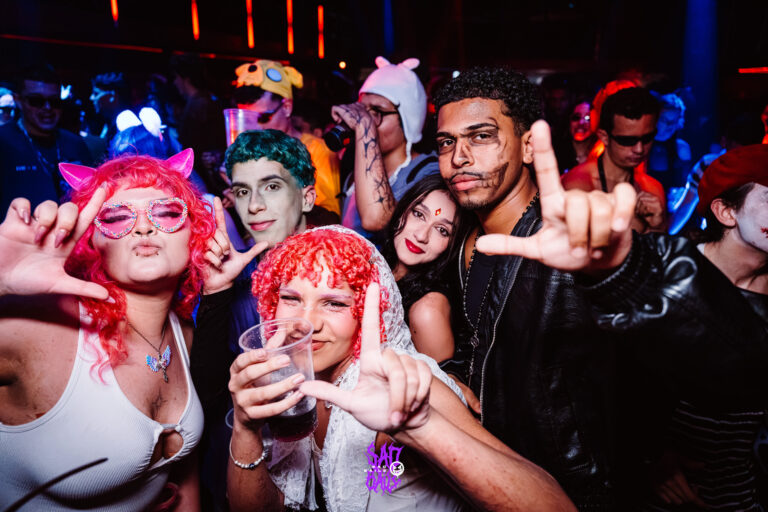 Grupo com perucas coloridas faz pose — Sad Baile Joker, Halloween em São Paulo, 17/10/2026