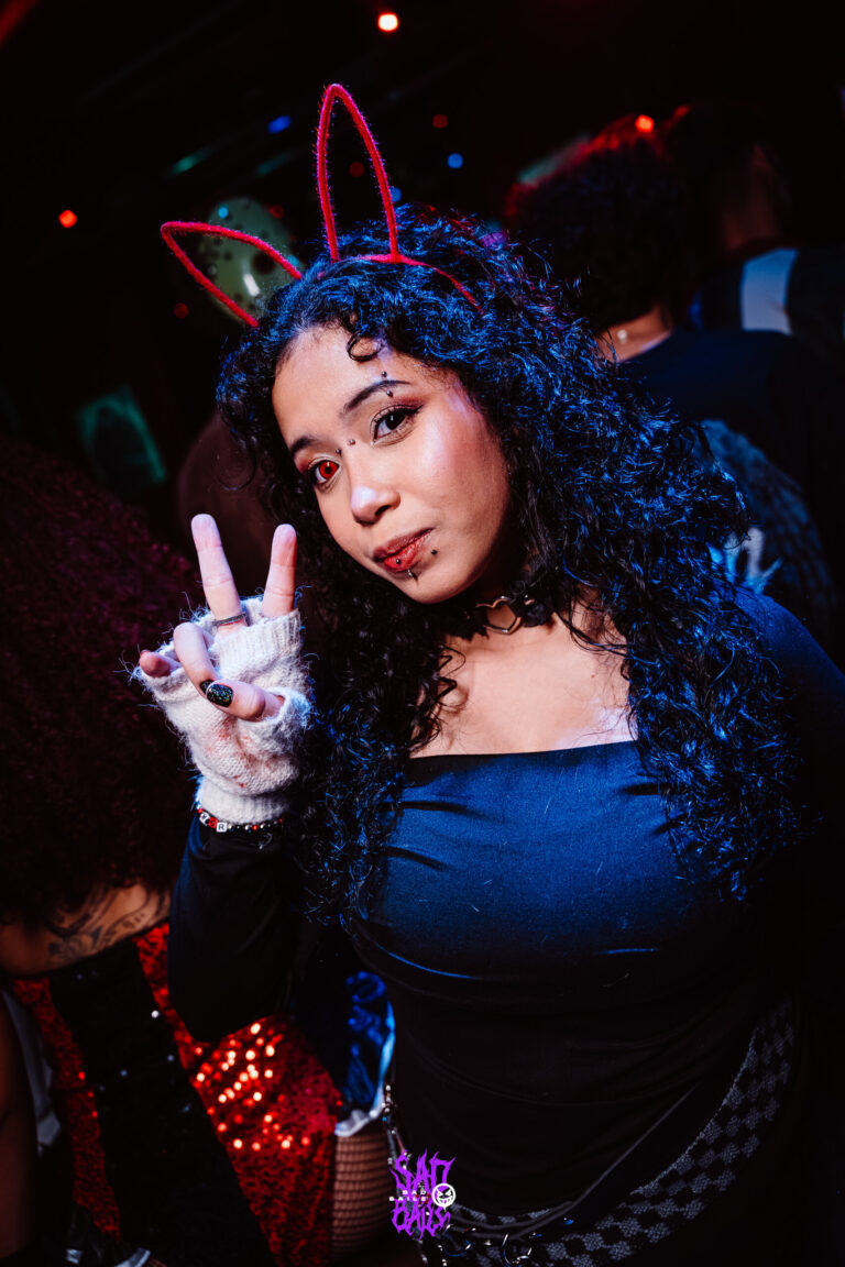 Garota de orelhas de coelho faz sinal de paz — Sad Baile Joker, Halloween em São Paulo, 17/10/2026