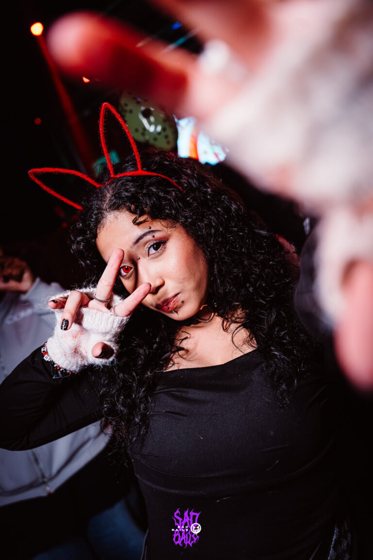 Garota de orelhas faz sinal de paz para a câmera — Sad Baile Joker, Halloween em São Paulo, 17/10/2026