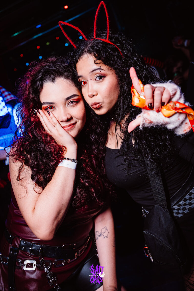 Amigas de cabelo cacheado com orelhas vermelhas — Sad Baile Joker, Halloween em São Paulo, 17/10/2026