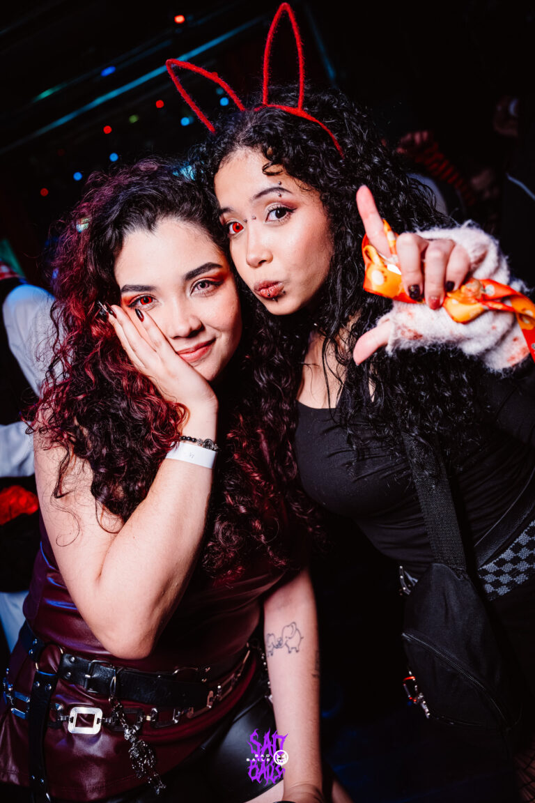 Amigas fazem pose com orelhas de diabinha — Sad Baile Joker, Halloween em São Paulo, 17/10/2026