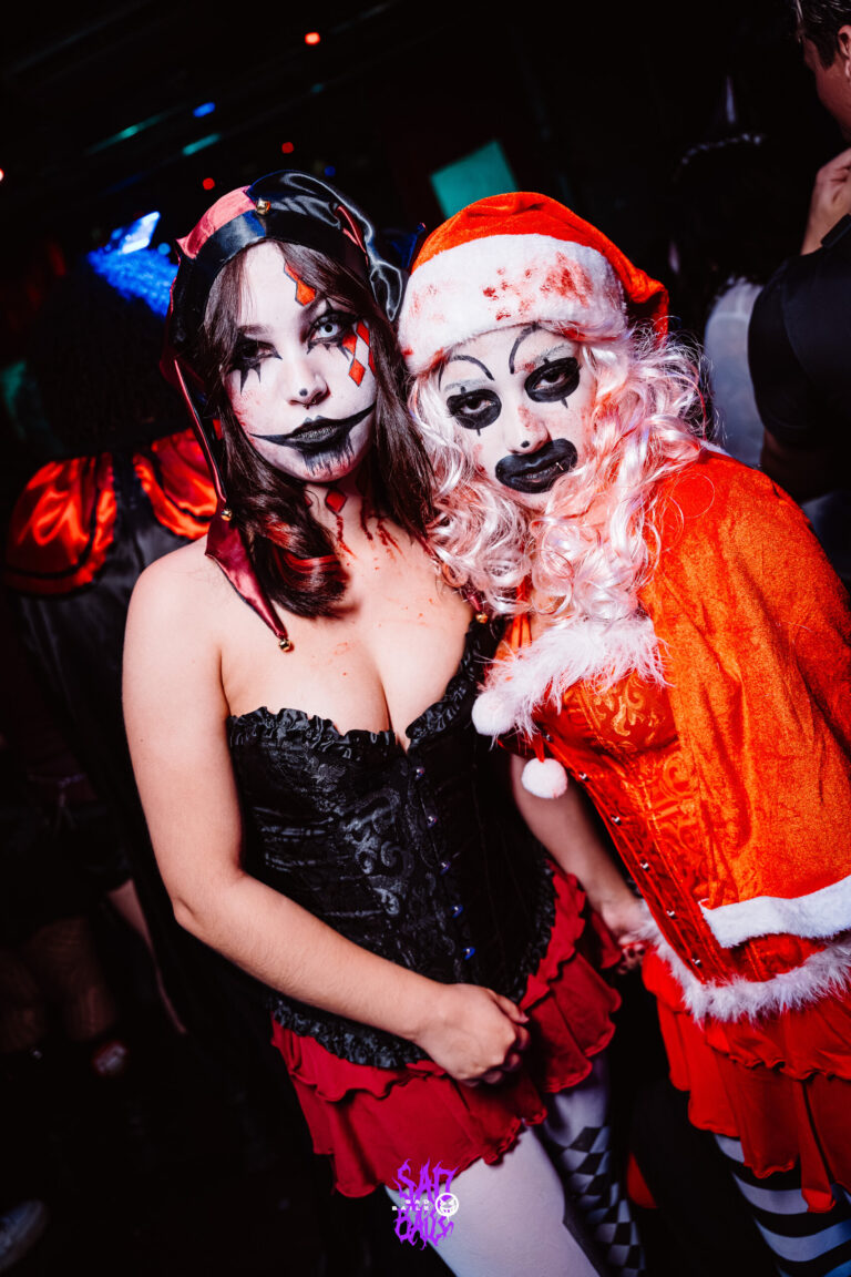 Garota de corset e amiga fantasiada de Mamãe Noel assustadora — Sad Baile Joker, Halloween em São Paulo, 17/10/2026