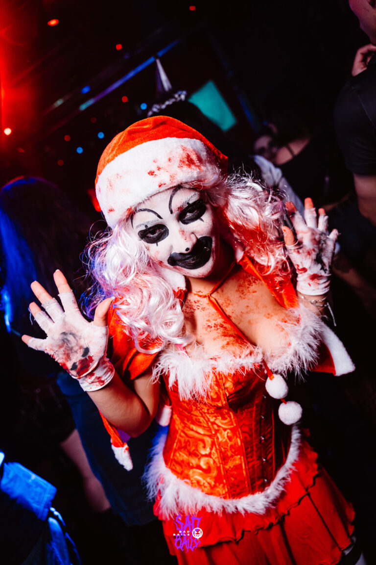 Mamãe Noel assustadora acena para a câmera — Sad Baile Joker, Halloween em São Paulo, 17/10/2026