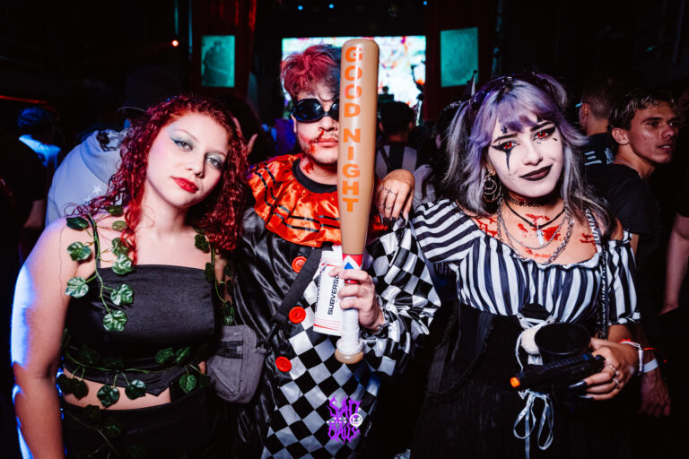 Trio fantasiado de palhaço, Hera Venenosa e boneca — Sad Baile Joker, Halloween em São Paulo, 17/10/2026