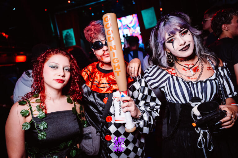 Amigos fantasiados com taco de beisebol de brinquedo — Sad Baile Joker, Halloween em São Paulo, 17/10/2026