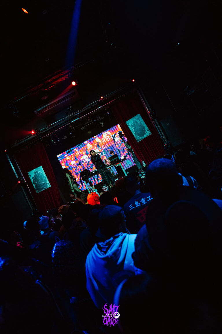Palco com telão visto do meio da pista — Sad Baile Joker, Halloween em São Paulo, 17/10/2026