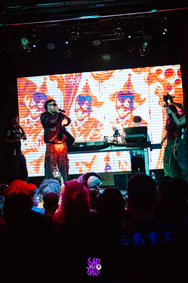 Show no palco com telão de palhaços — Sad Baile Joker, Halloween em São Paulo, 17/10/2026