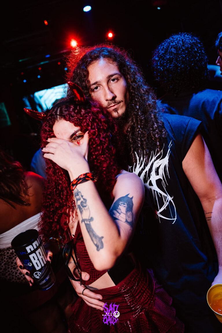 Casal de cabelo cacheado posa na pista — Sad Baile Joker, Halloween em São Paulo, 17/10/2026