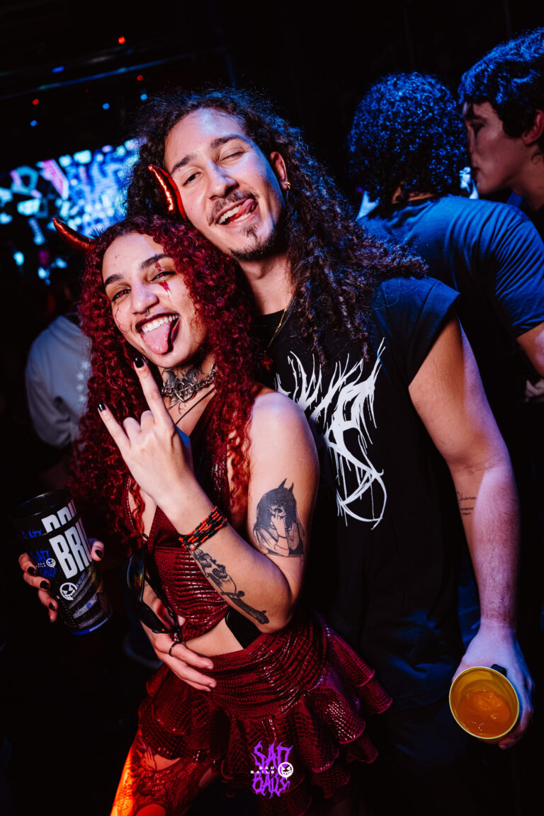 Casal mostra a língua e faz sinal de rock — Sad Baile Joker, Halloween em São Paulo, 17/10/2026