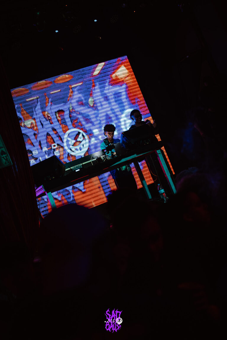 Telão com o logo da Sad Baile ao fundo — Sad Baile Joker, Halloween em São Paulo, 17/10/2026