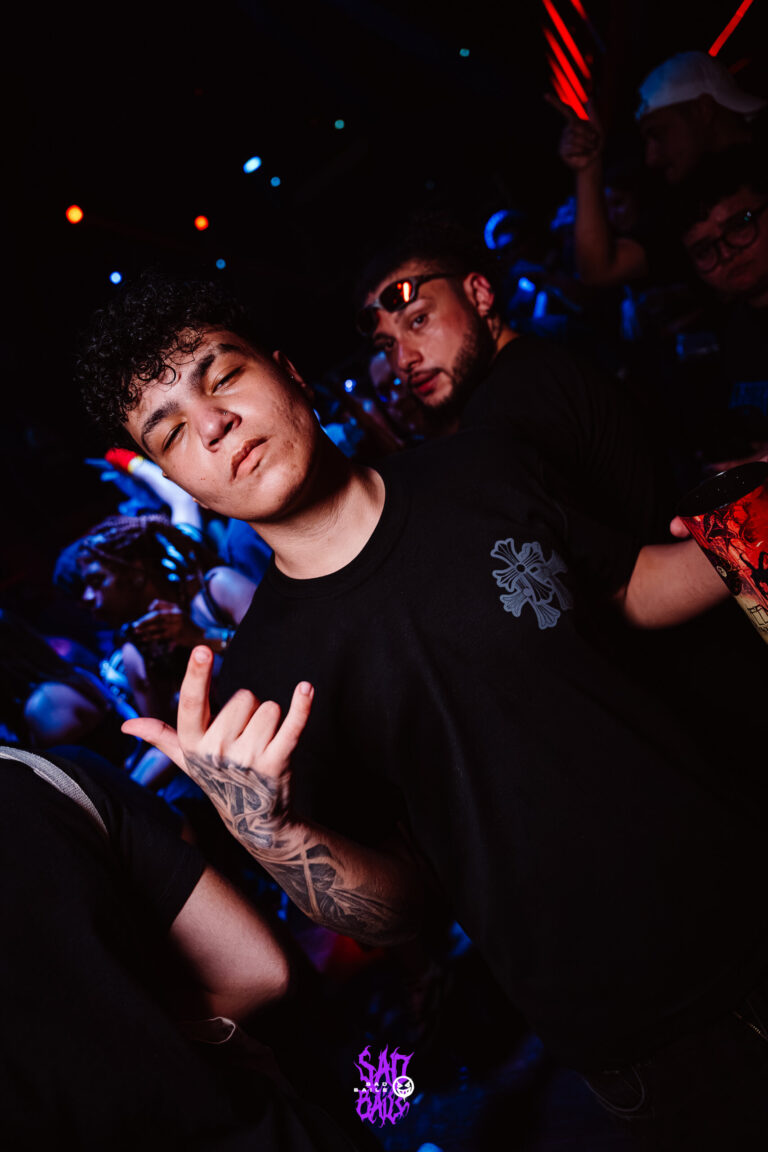 Amigos de preto fazem sinal de rock — Sad Baile Joker, Halloween em São Paulo, 17/10/2026