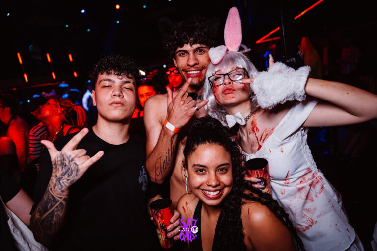 Amigos posam com garota de orelhas de coelho — Sad Baile Joker, Halloween em São Paulo, 17/10/2026