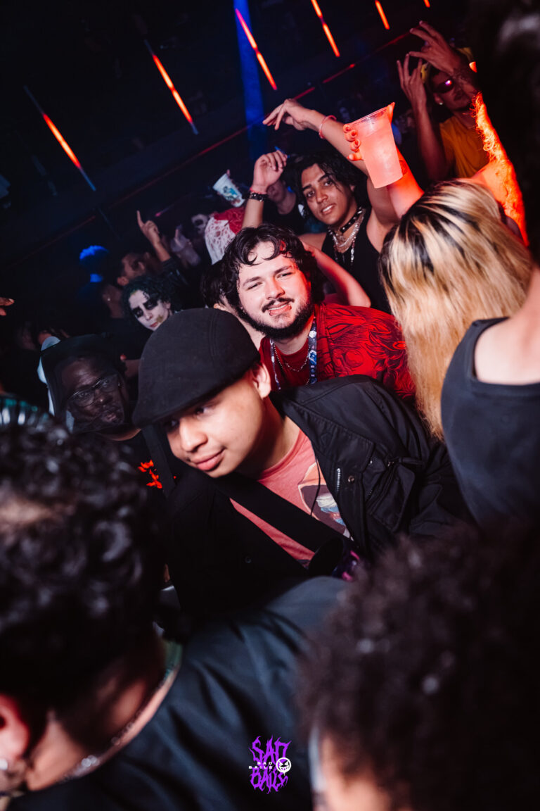 Galera dança na pista com os braços para cima — Sad Baile Joker, Halloween em São Paulo, 17/10/2026
