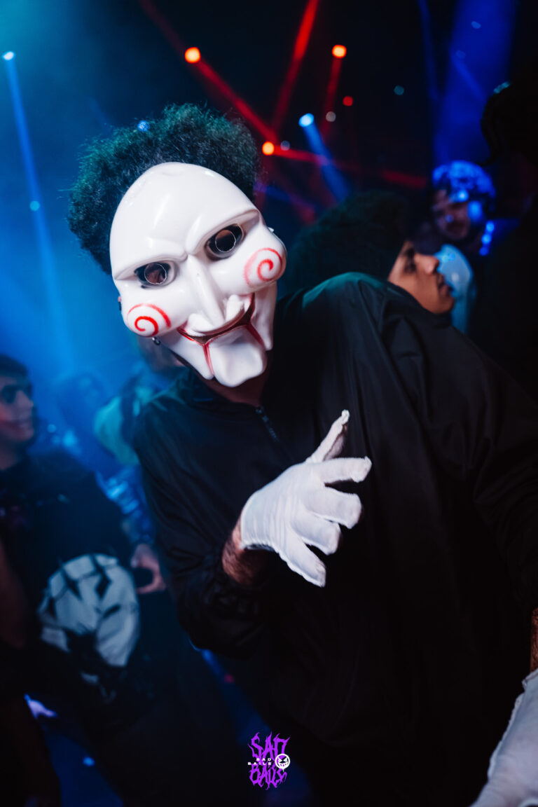 Boneco Billy de luvas brancas na pista — Sad Baile Joker, Halloween em São Paulo, 17/10/2026