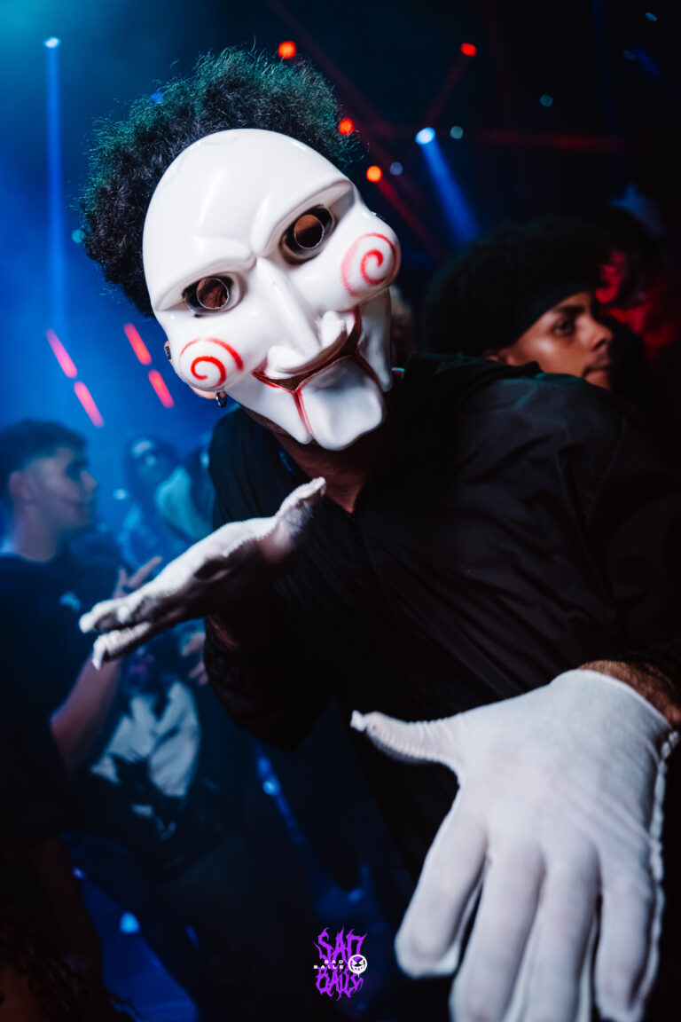 Fantasia de Jogos Mortais faz pose com as mãos — Sad Baile Joker, Halloween em São Paulo, 17/10/2026