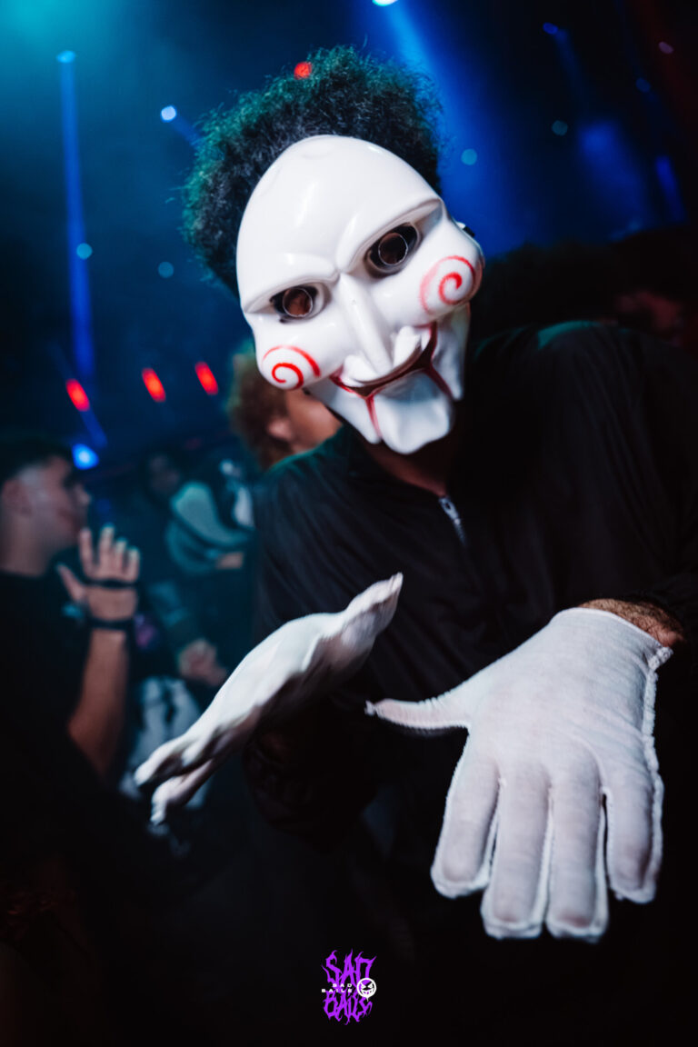 Máscara do boneco de Jogos Mortais sob luz azul — Sad Baile Joker, Halloween em São Paulo, 17/10/2026