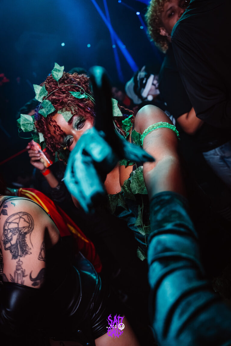 Hera Venenosa dança no meio da galera — Sad Baile Joker, Halloween em São Paulo, 17/10/2026