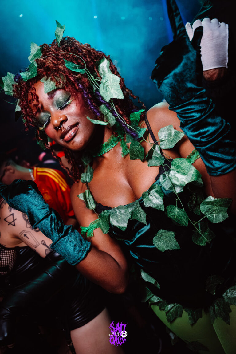 Hera Venenosa sorri na pista — Sad Baile Joker, Halloween em São Paulo, 17/10/2026