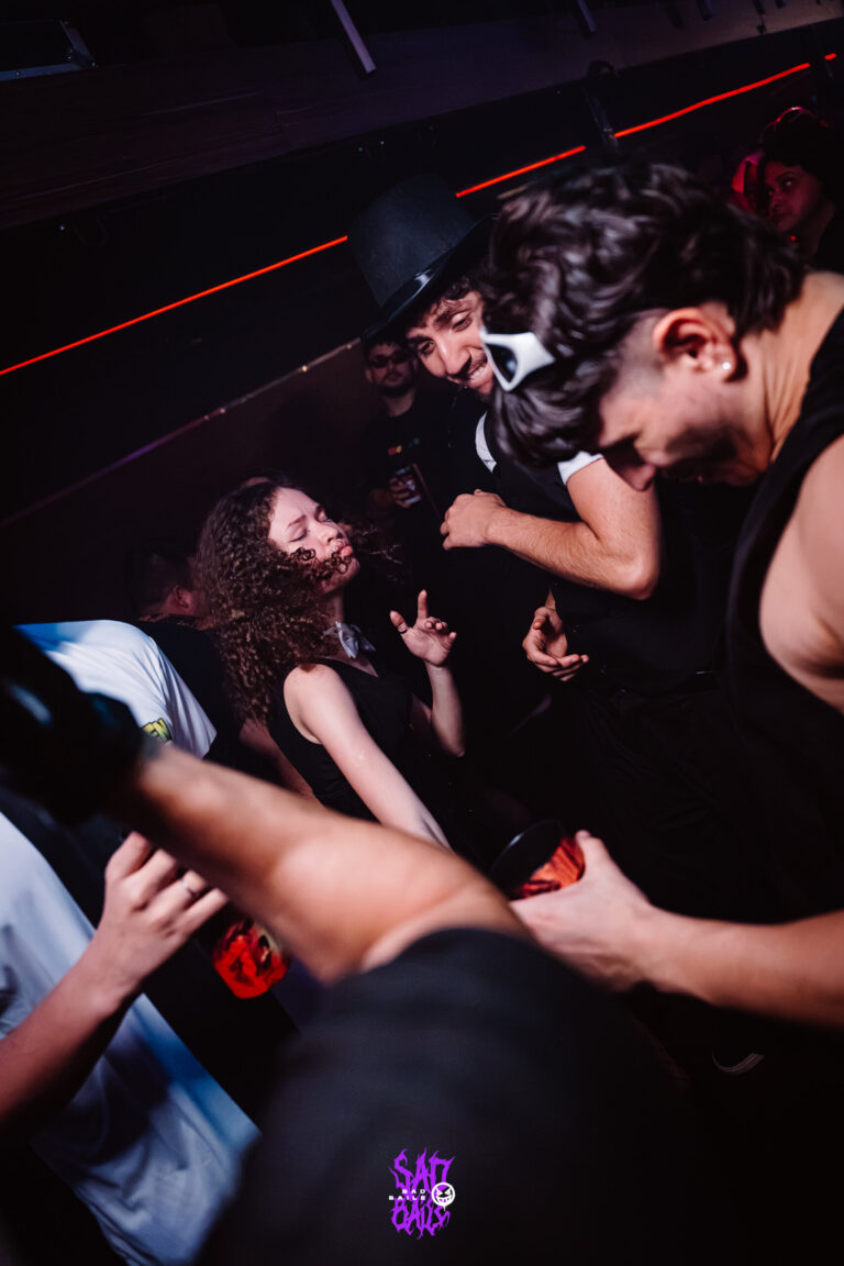 Galera dança na pista — Sad Baile Joker, Halloween em São Paulo, 17/10/2026