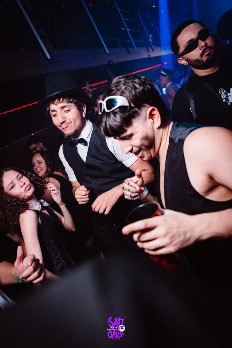 Rapaz de chapéu e gravata-borboleta na pista — Sad Baile Joker, Halloween em São Paulo, 17/10/2026