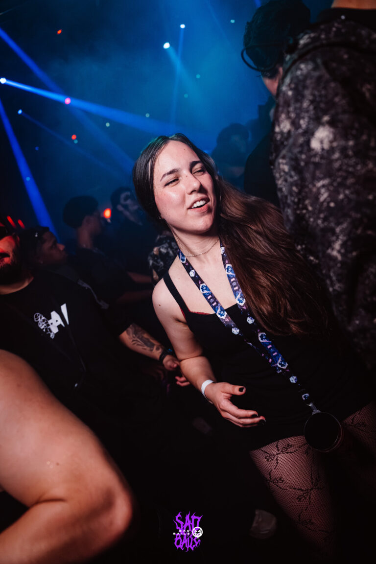 Garota de cabelo comprido dança na pista — Sad Baile Joker, Halloween em São Paulo, 17/10/2026