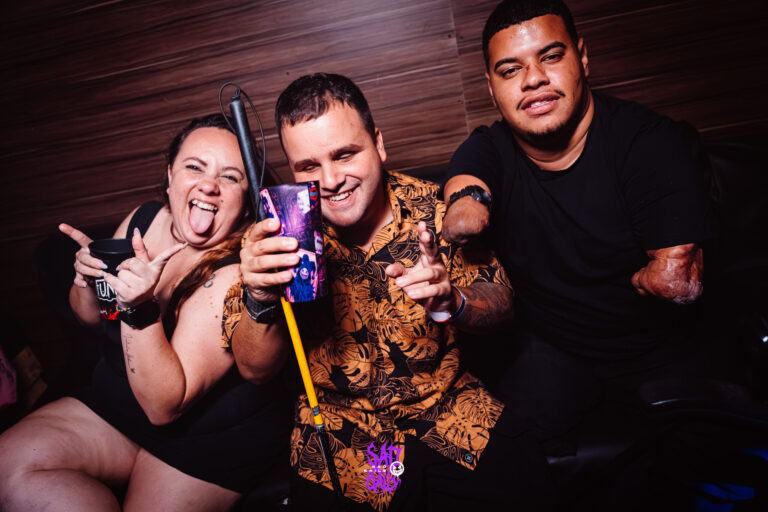Amigos brindam com copo Joker no sofá — Sad Baile Joker, Halloween em São Paulo, 17/10/2026