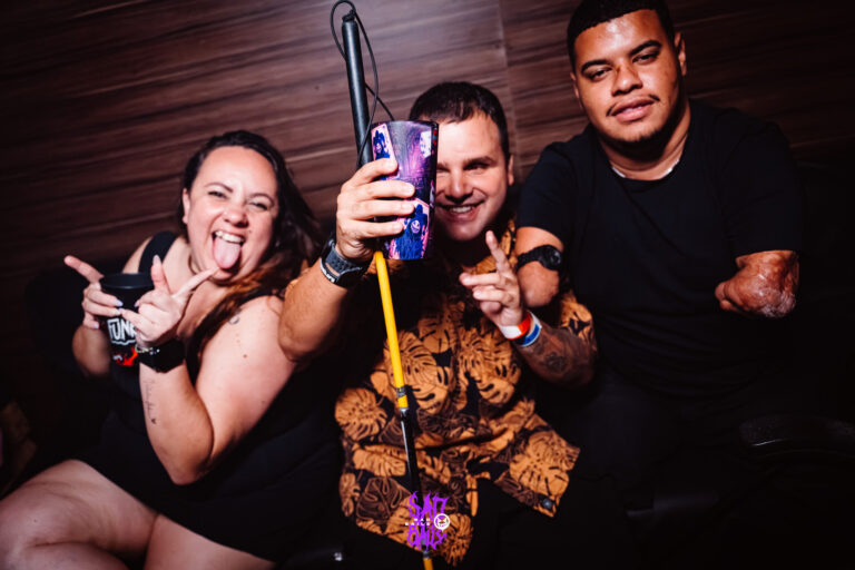 Trio de amigos faz pose com copo Joker — Sad Baile Joker, Halloween em São Paulo, 17/10/2026