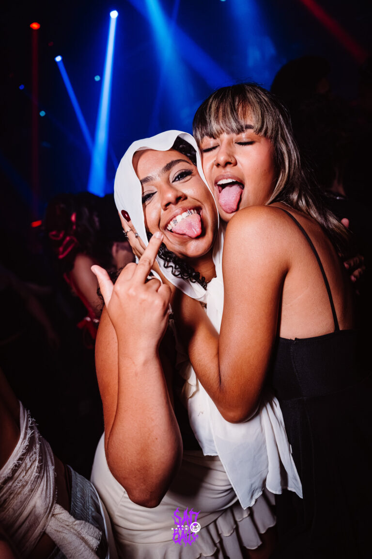 Amigas mostram a língua e fazem careta — Sad Baile Joker, Halloween em São Paulo, 17/10/2026
