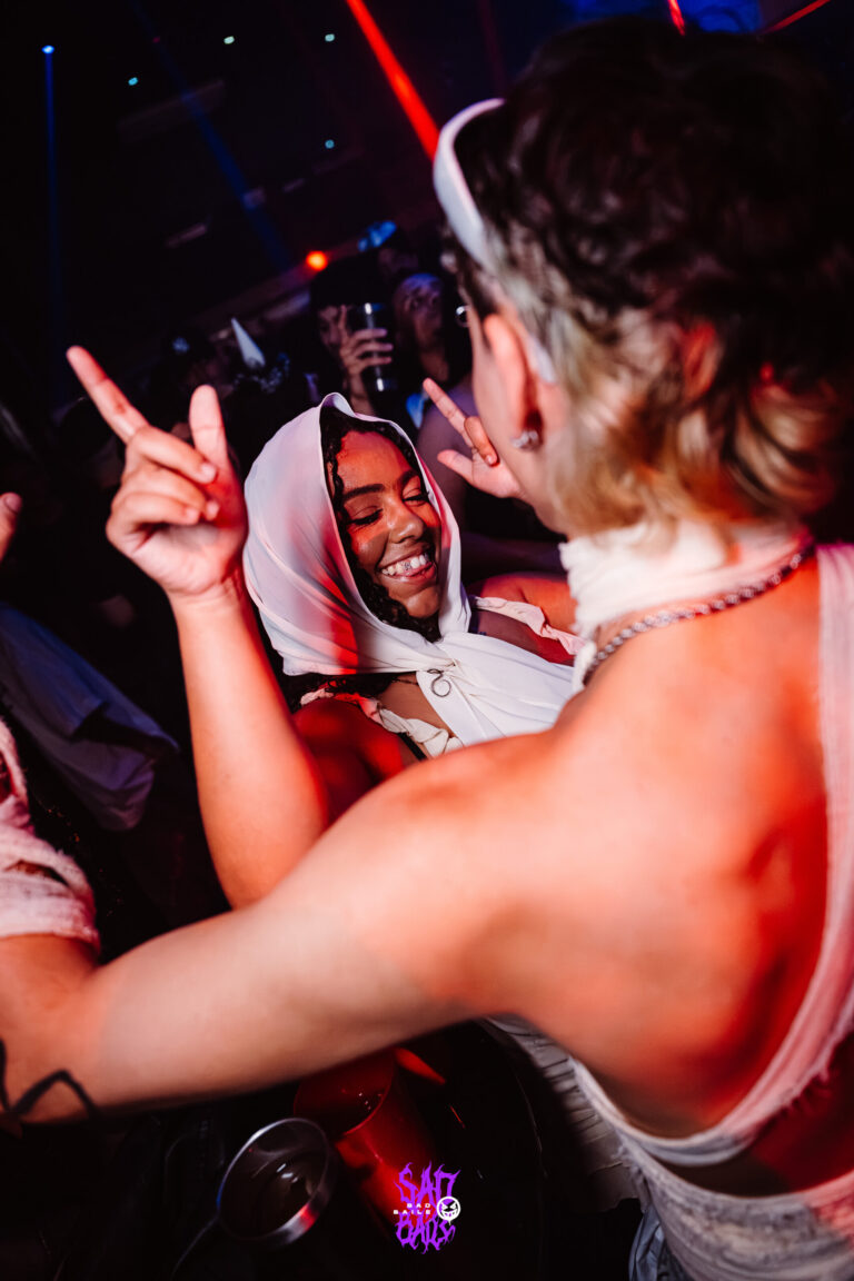 Fantasia de múmia dança na pista — Sad Baile Joker, Halloween em São Paulo, 17/10/2026