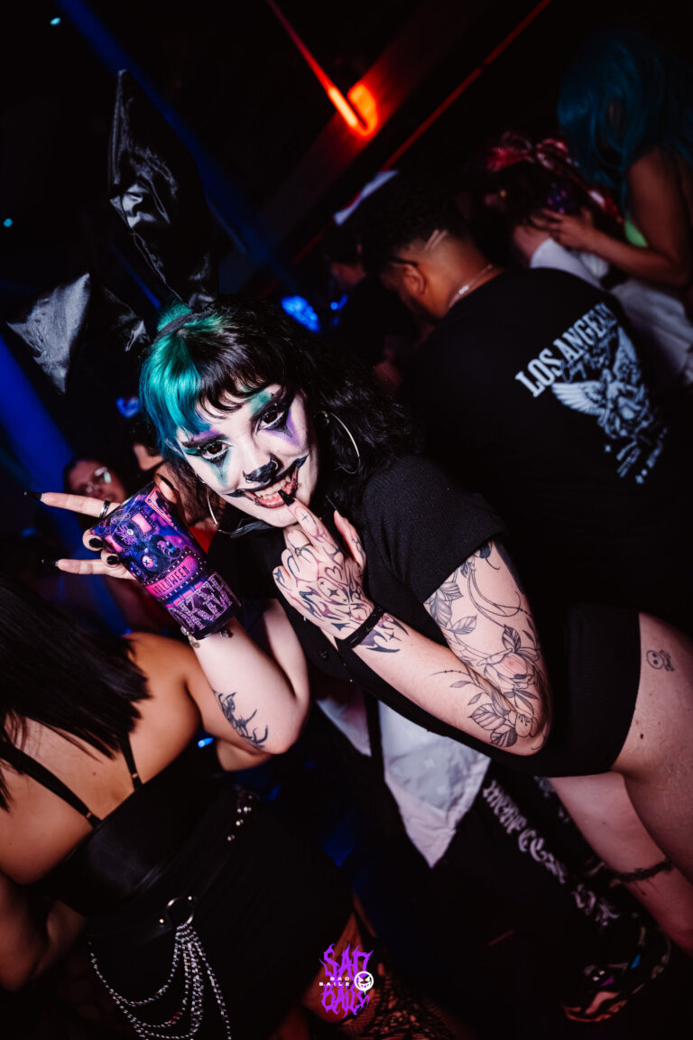 Garota de cabelo azul e rosto pintado faz pose — Sad Baile Joker, Halloween em São Paulo, 17/10/2026