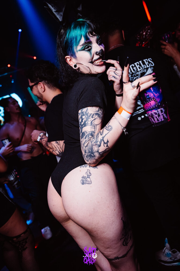 Garota tatuada de body preto na pista — Sad Baile Joker, Halloween em São Paulo, 17/10/2026