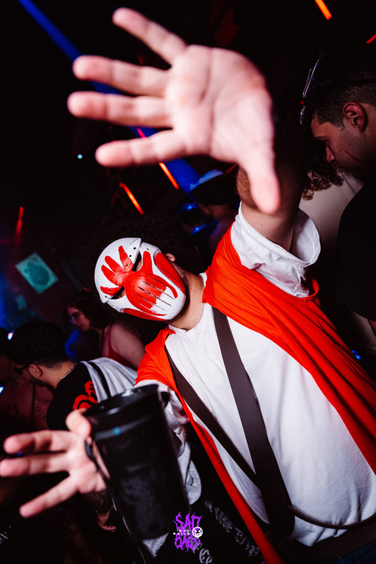 Rapaz de máscara de palhaço estende a mão — Sad Baile Joker, Halloween em São Paulo, 17/10/2026