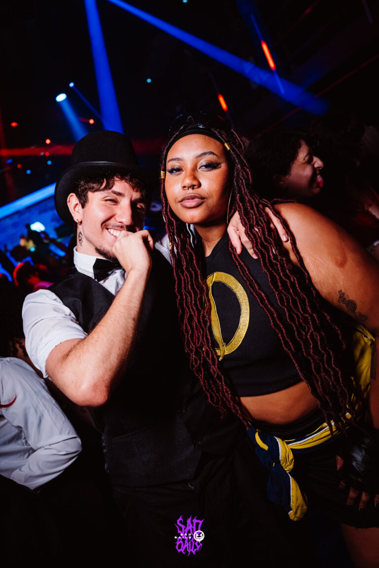 Amigos fantasiados posam na pista — Sad Baile Joker, Halloween em São Paulo, 17/10/2026